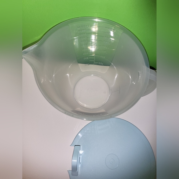 Tupperware Classic 8 cup Mix ‘N Stor Pitcher - Picture 3 of 4